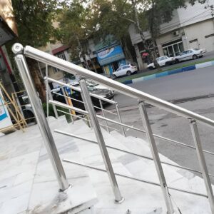هندریل راه پله سفارشی نصب شده روی پله ساختمان قدیمی