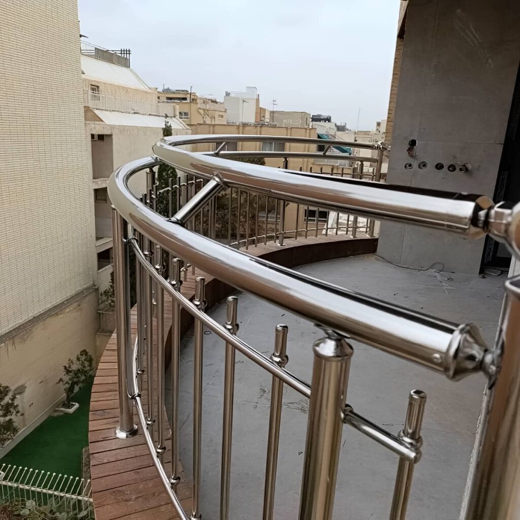 نرده مدرن بالکن در مرحله اندازه گیری دقیق دهانه