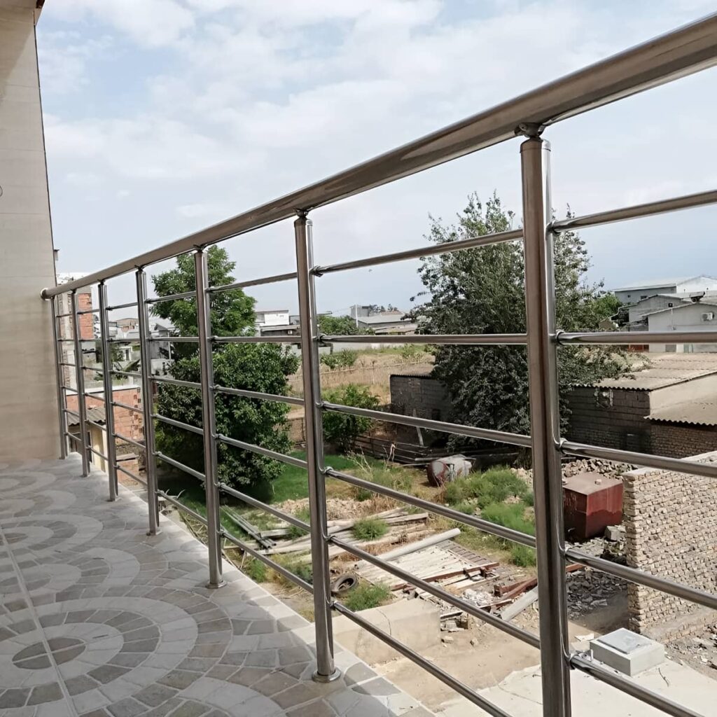 دست انداز راه پله فلزی نصب شده در پروژه نوساز
