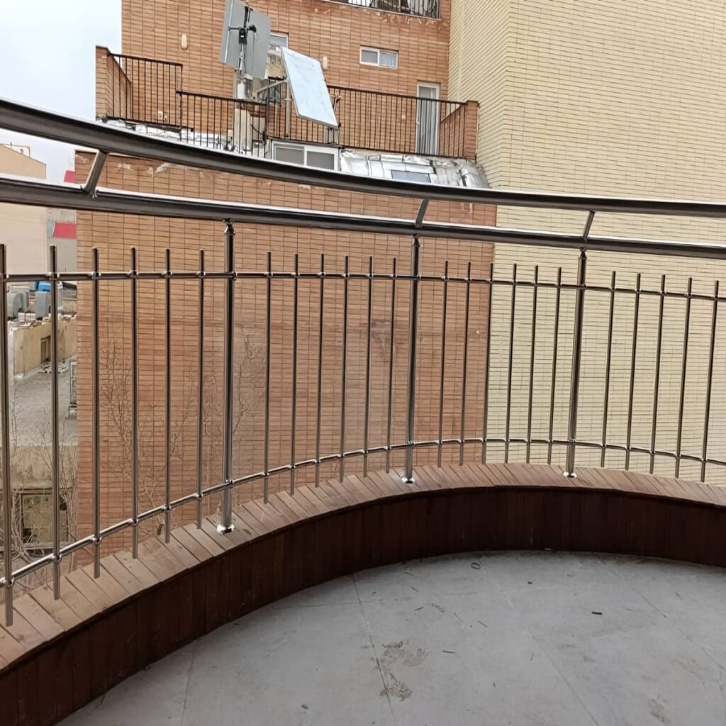 نرده بالکن آپارتمان هنگام اندازه گیری محل نصب