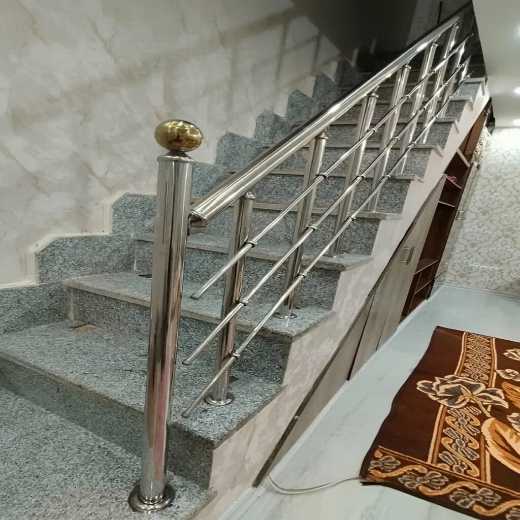 نرده استیل بالکن با اتصالات منظم و پرداخت یکدست