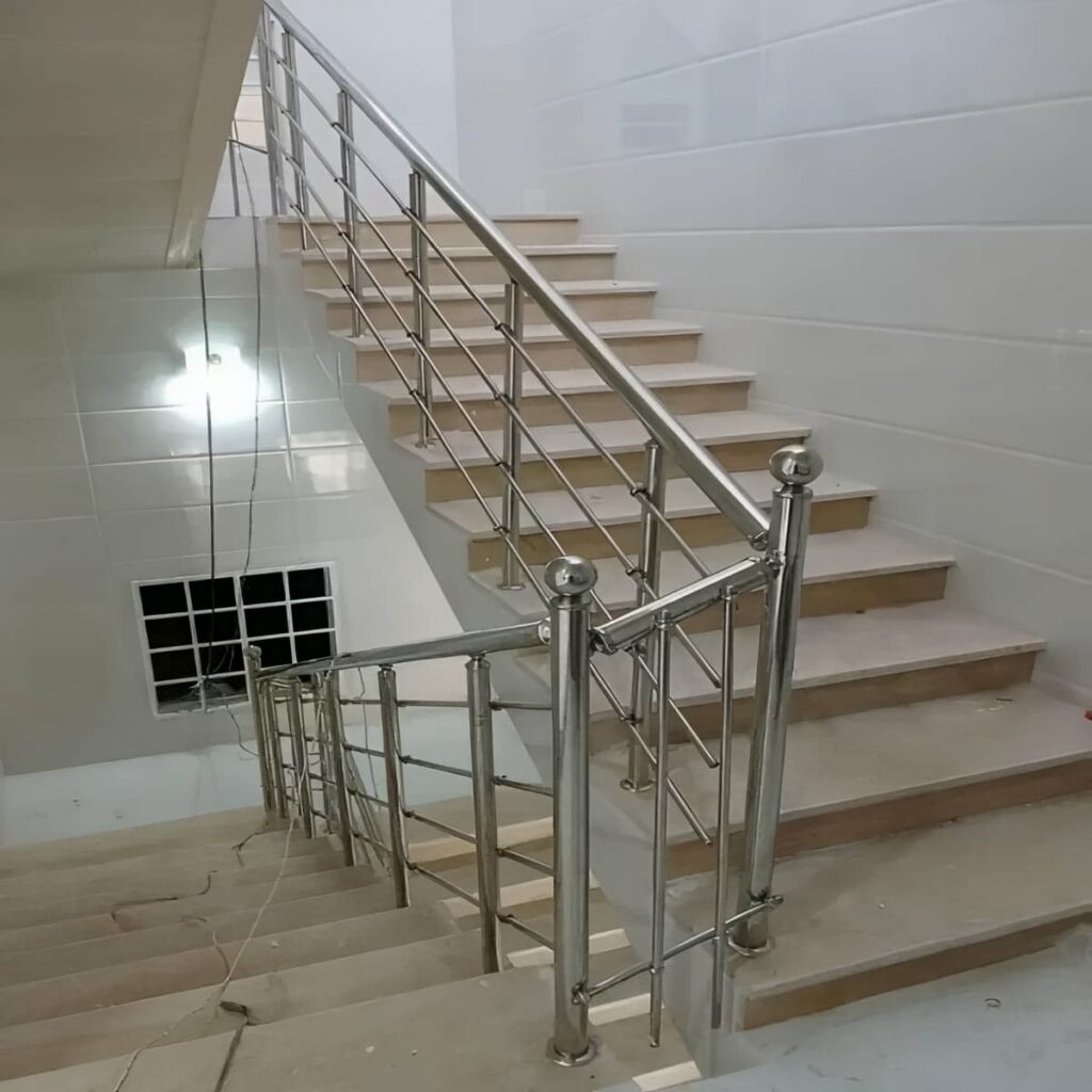 نرده استیل بالکن در مرحله اندازه گیری پیش از سفارش