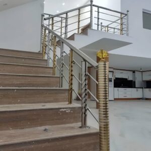 نرده استیل بالکن با سطح براق و اتصالات منظم