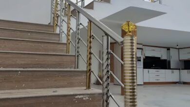 نرده استیل بالکن با سطح براق و اتصالات منظم