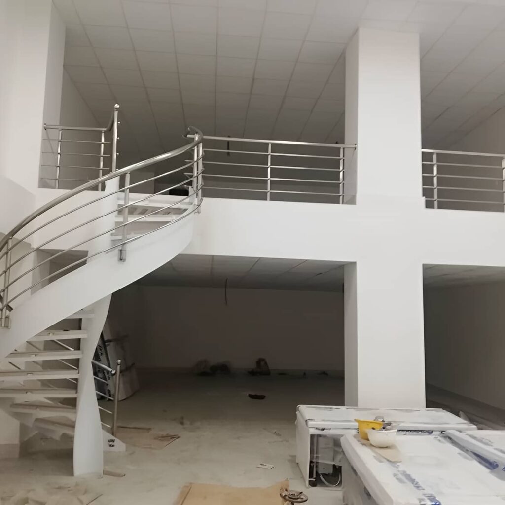 نرده استیل راه پله هنگام اندازه گیری مسیر