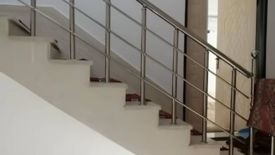 نرده استیل راه پله با پایه های محکم در ورودی