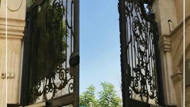 اپراتور درب پارکینگ نصب شده روی ورودی ساختمان