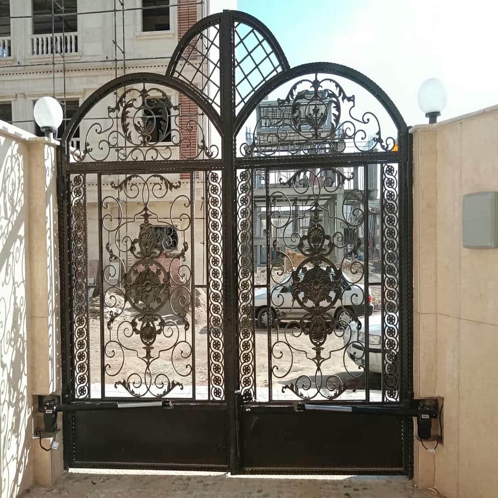 جک الکترومکانیک نصب شده روی درب پارکینگ