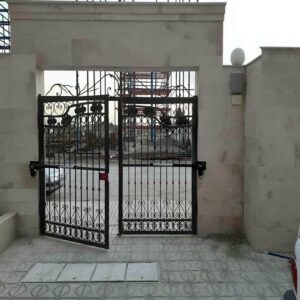 جک تک لنگه نصب شده روی درب فلزی در هوای بارانی