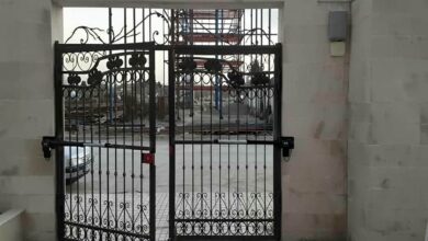جک تک لنگه نصب شده روی درب فلزی در هوای بارانی