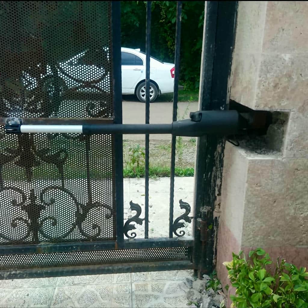 جک هیدرولیک کنار قطعات فلزی پیش از نصب