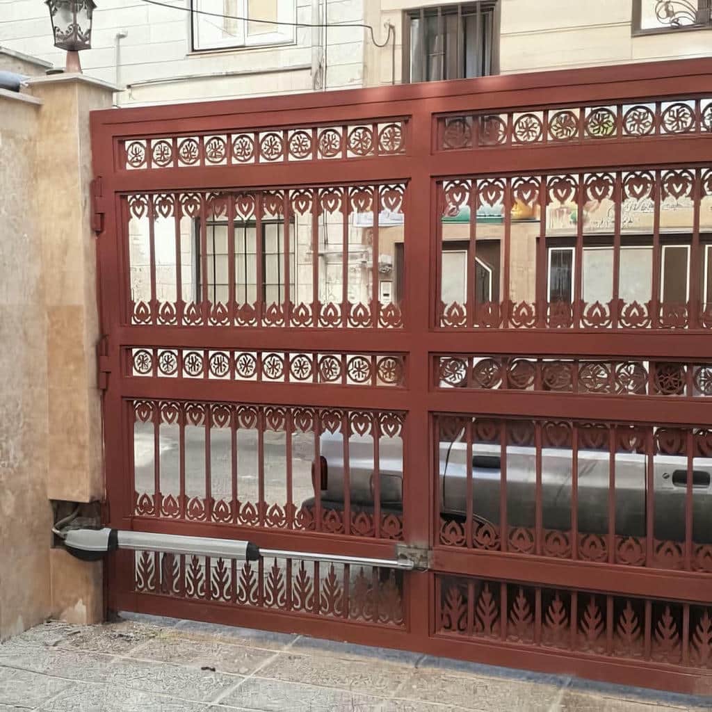 جک درب حیاط بسته بندی شده برای تحویل