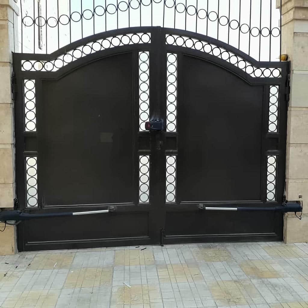 جک هیدرولیک نصب شده روی درب پارکینگ