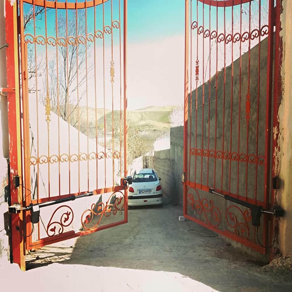 جک درب ویلایی آماده بررسی پیش از تعمیر