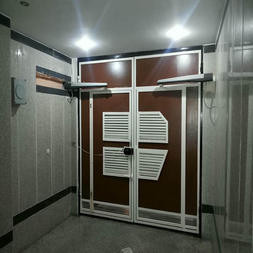 جک تک لنگه در مرحله بررسی محل نصب مرطوب