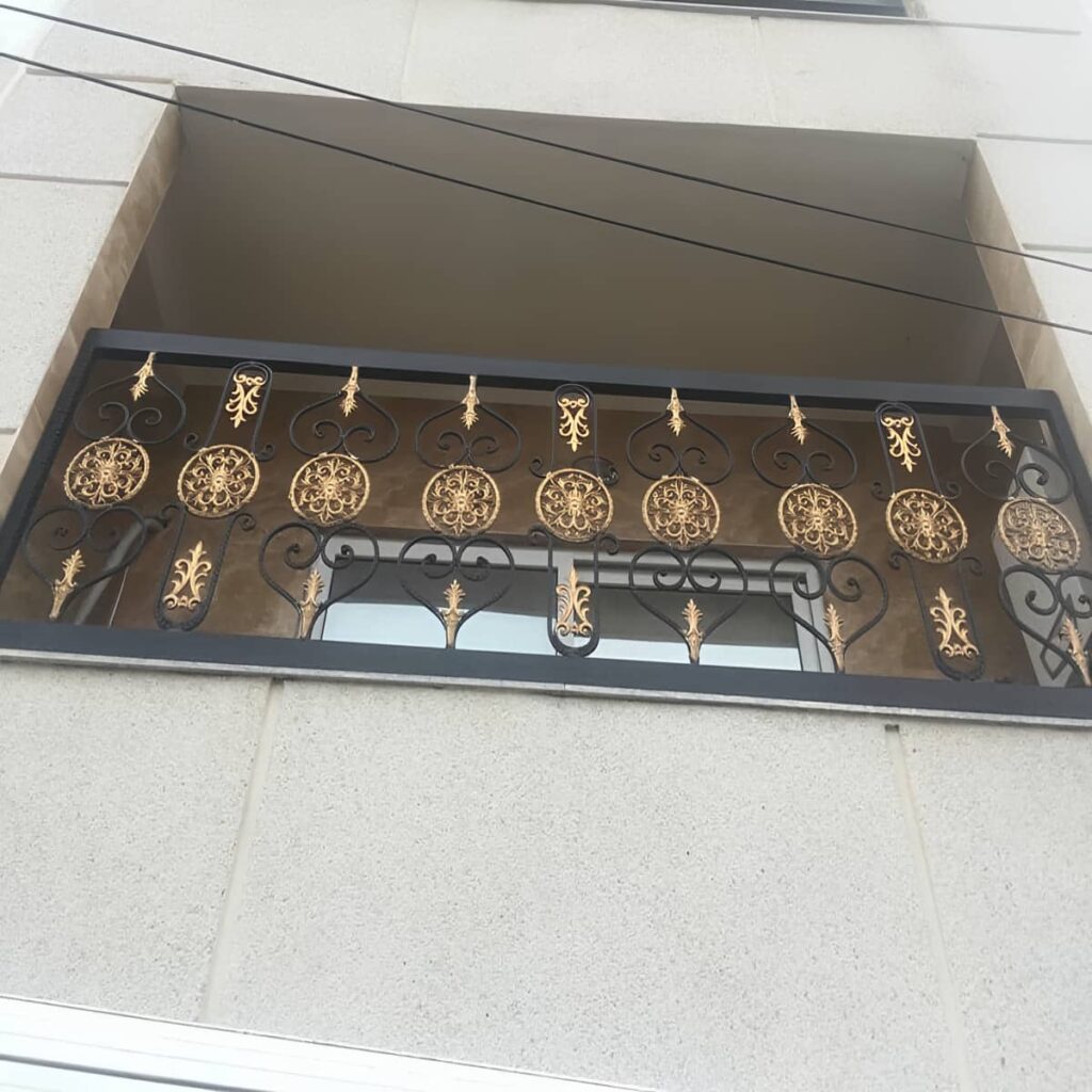 نرده آلومینیومی بالکن در مرحله اندازه گیری دقیق