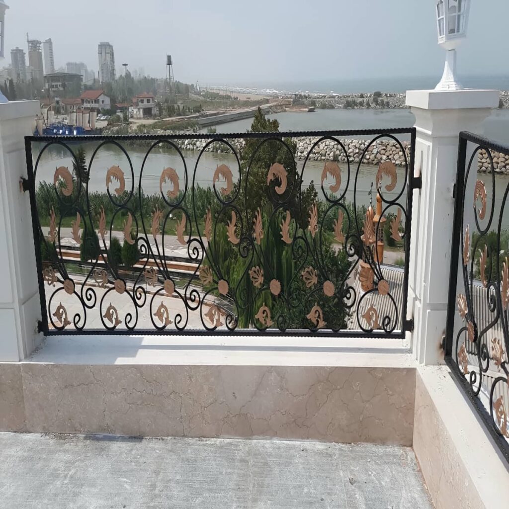 نرده چوبی راه پله با دست انداز چوبی یکپارچه