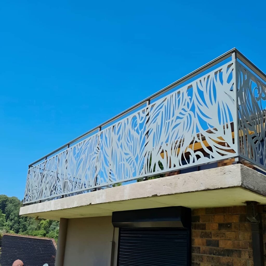 حفاظ بالکن با پوشش سطحی یکدست برای ویلای مدرن