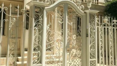 درب پارکینگ با رنگ خاکستری هماهنگ با نما