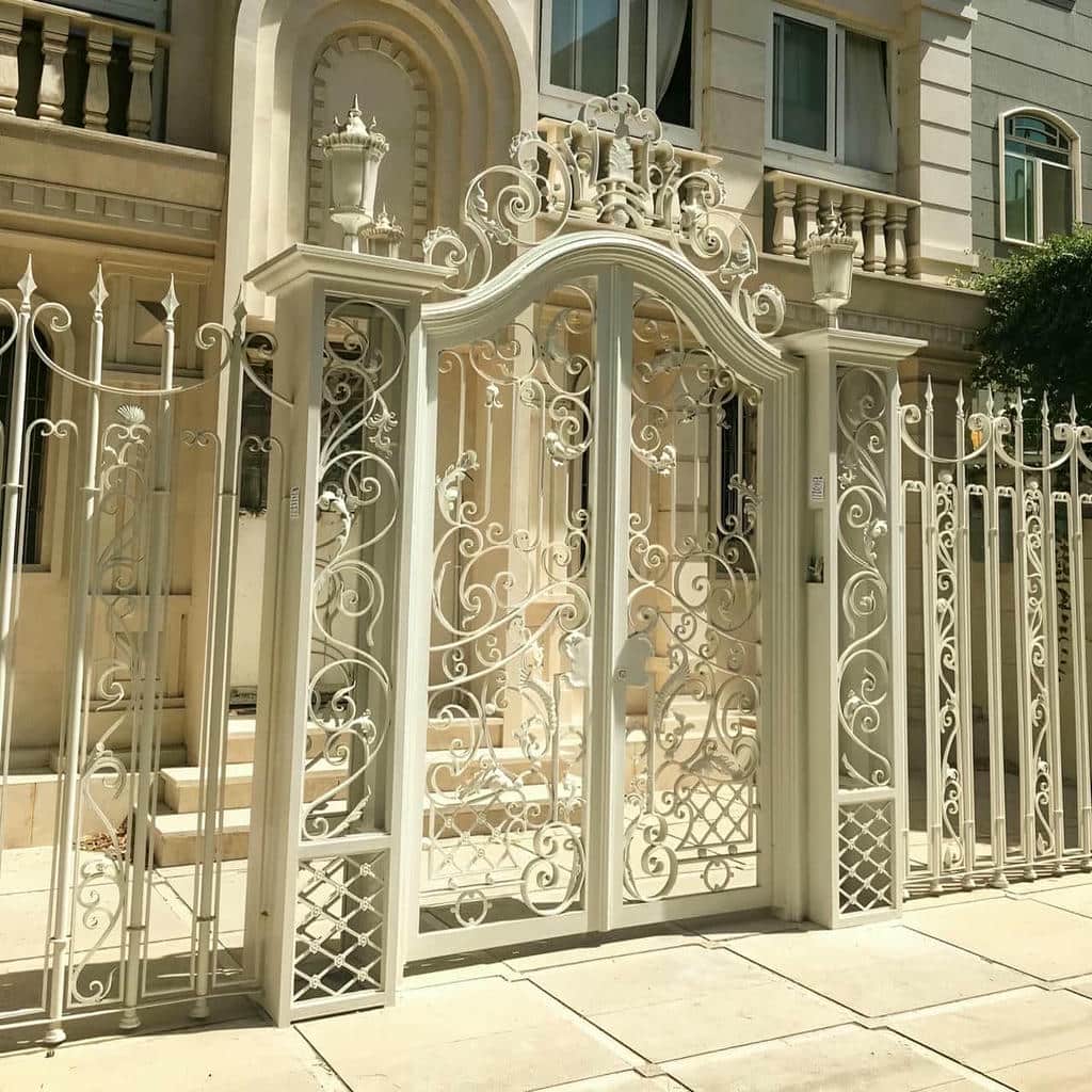درب پارکینگ با رنگ خاکستری هماهنگ با نما