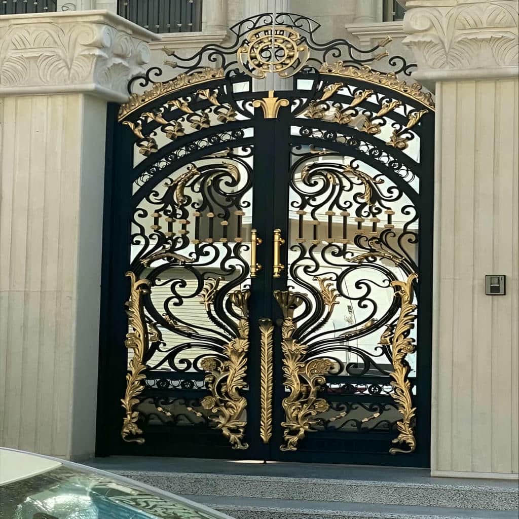 درب حیاط فلزی با طراحی ورودی ساختمان