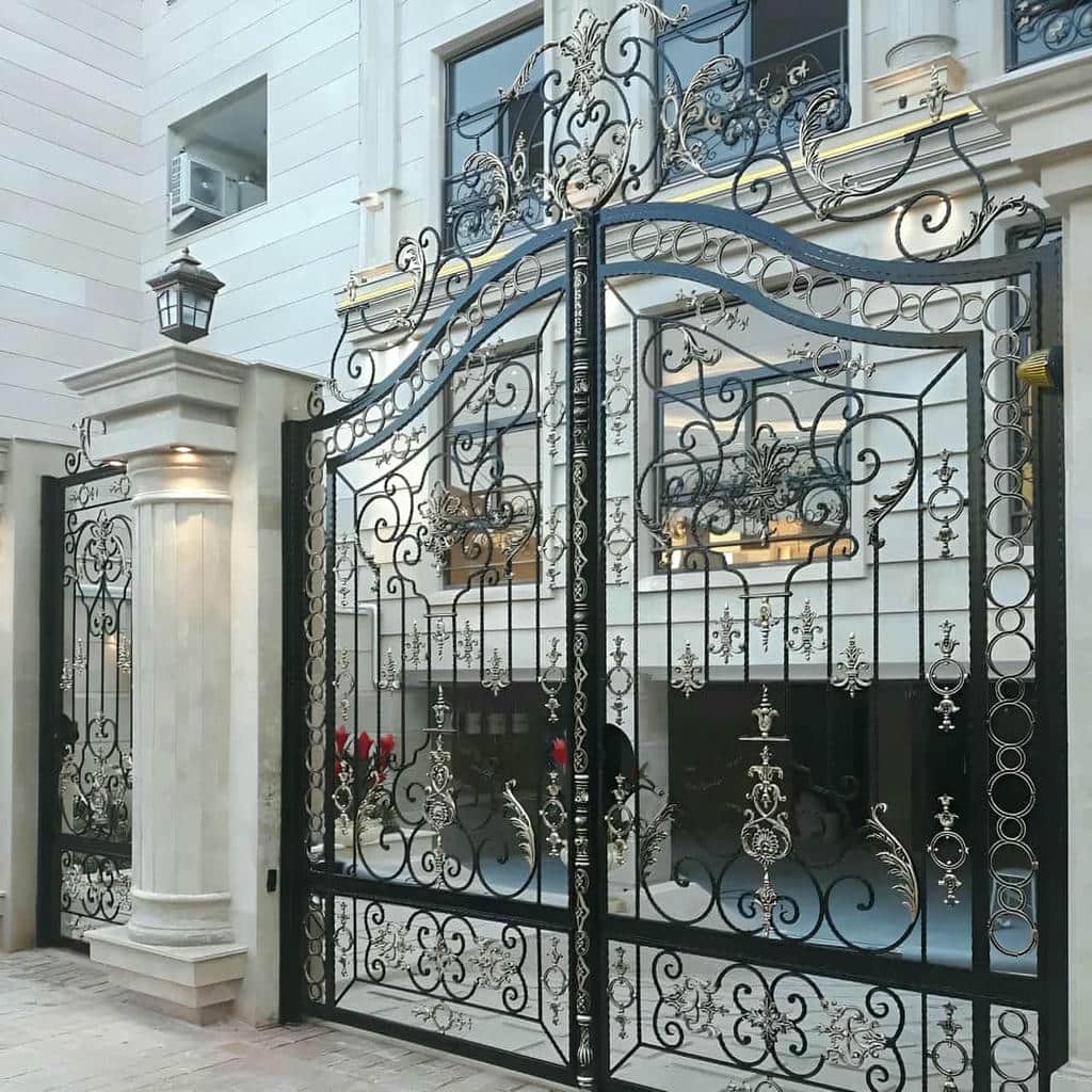 درب گلنرده دار در مرحله اندازه گیری نصب