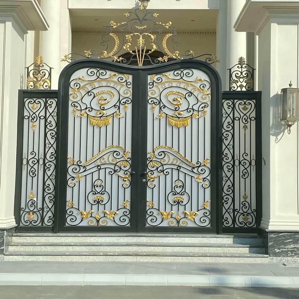 درب ویلا در مرحله اندازه گیری دقیق