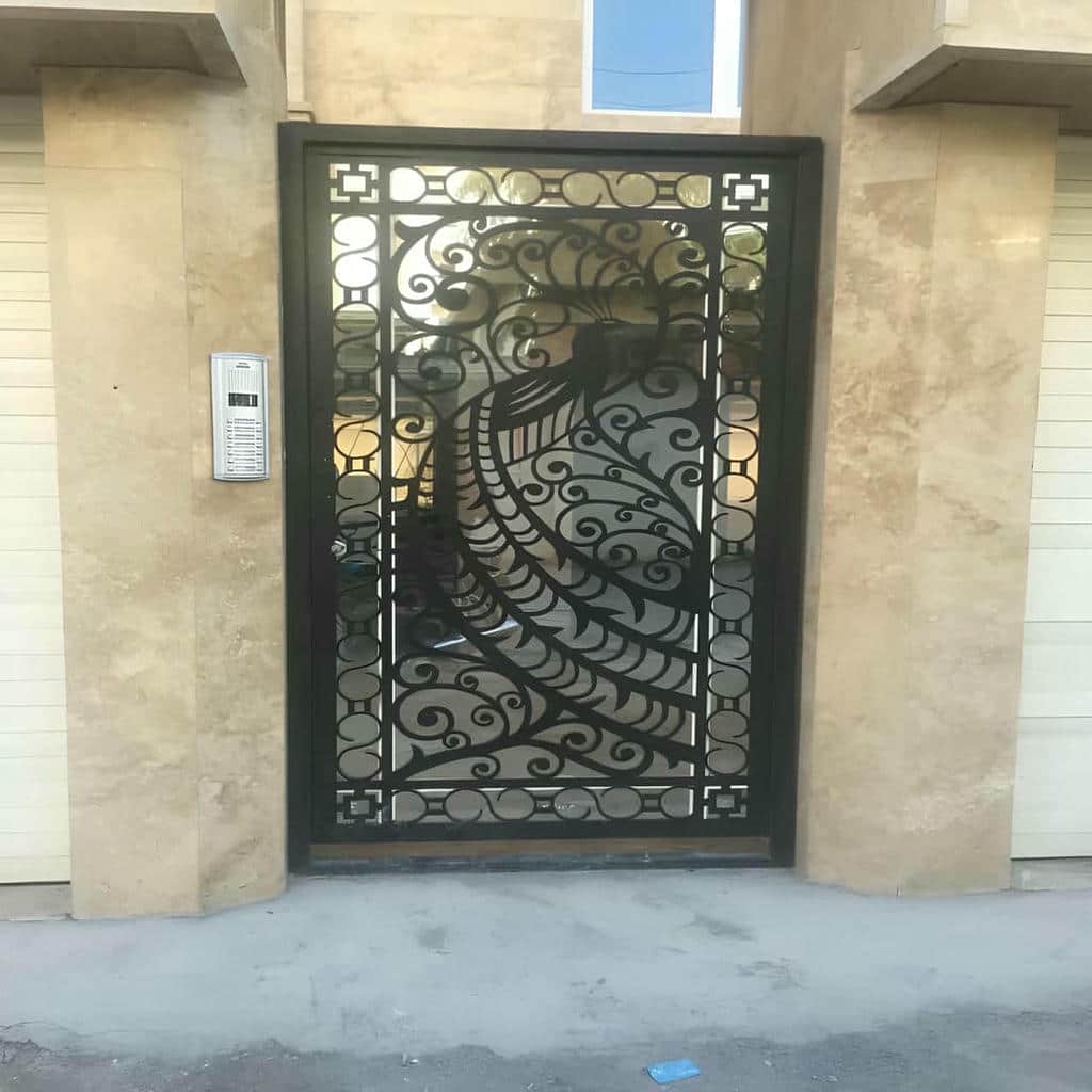 درب فلزی با طراحی هماهنگ نمای ویلا