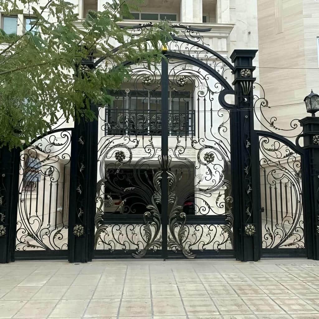 درب فرفورژه آهنی با نقوش فلزی کلاسیک
