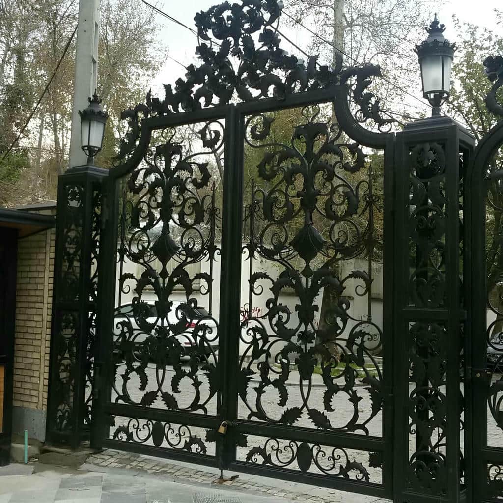 درب آهنی پارکینگ با اجرای اصولی درب آهنی پارکینگ با اجرای اصولی
