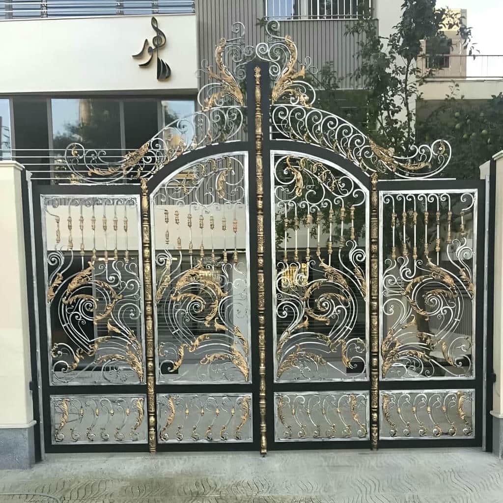 درب حیاط با نصب اصولی ورودی