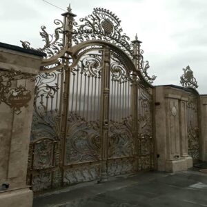 درب گلنرده دار هنگام بررسی کیفیت متریال