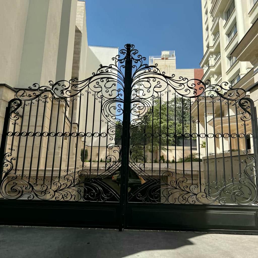 درب حیاط آهنی با جزئیات ساخت منظم