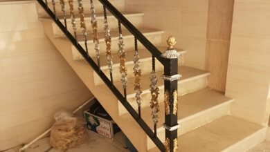 نرده فرفورژه راه پله با طرح تزئینی مناسب فضای گرم