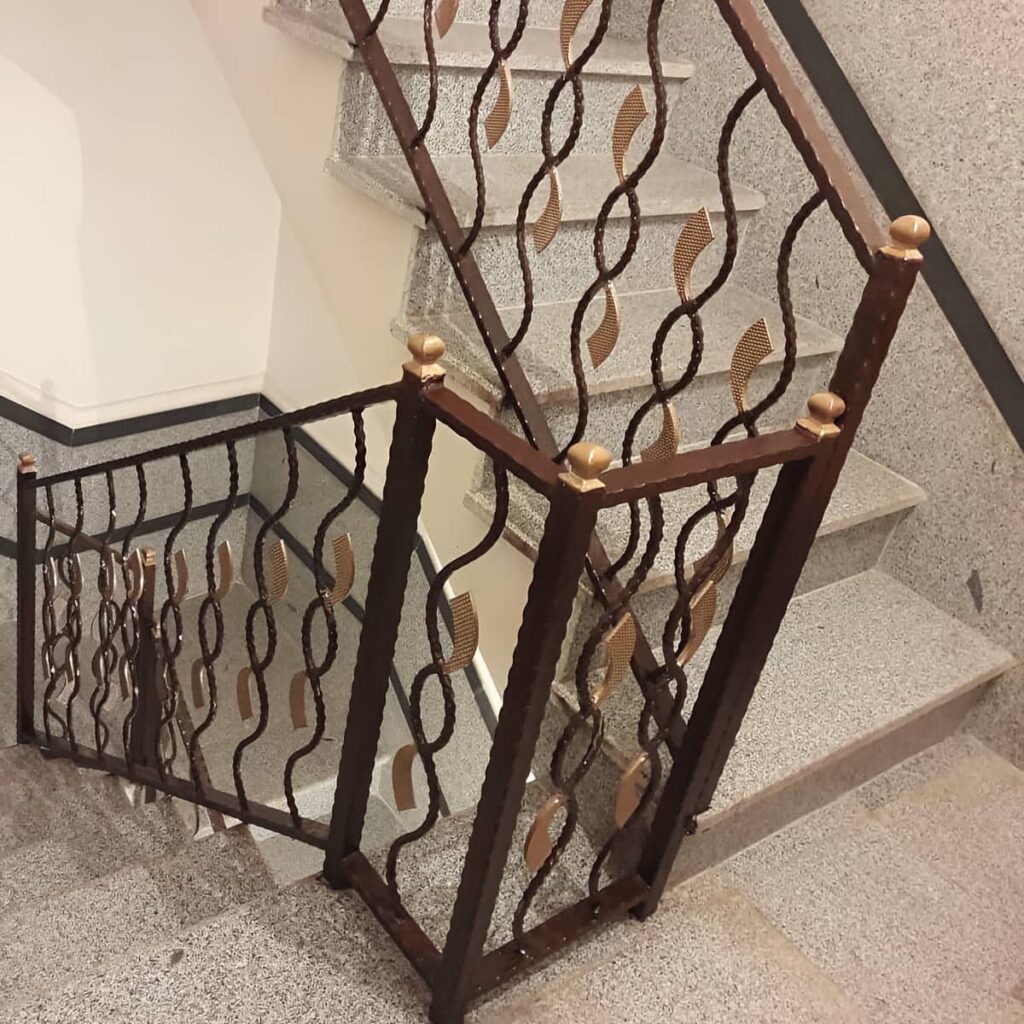 نرده پله کلاسیک با دست انداز تزئینی و اجرای منظم