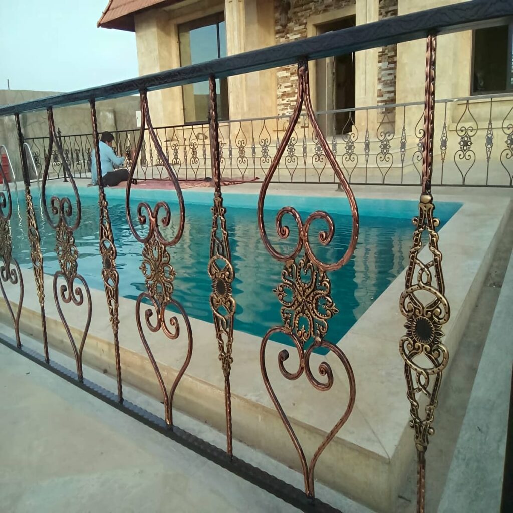 نرده بالکن آپارتمان در مرحله اندازه گیری پیش از نصب