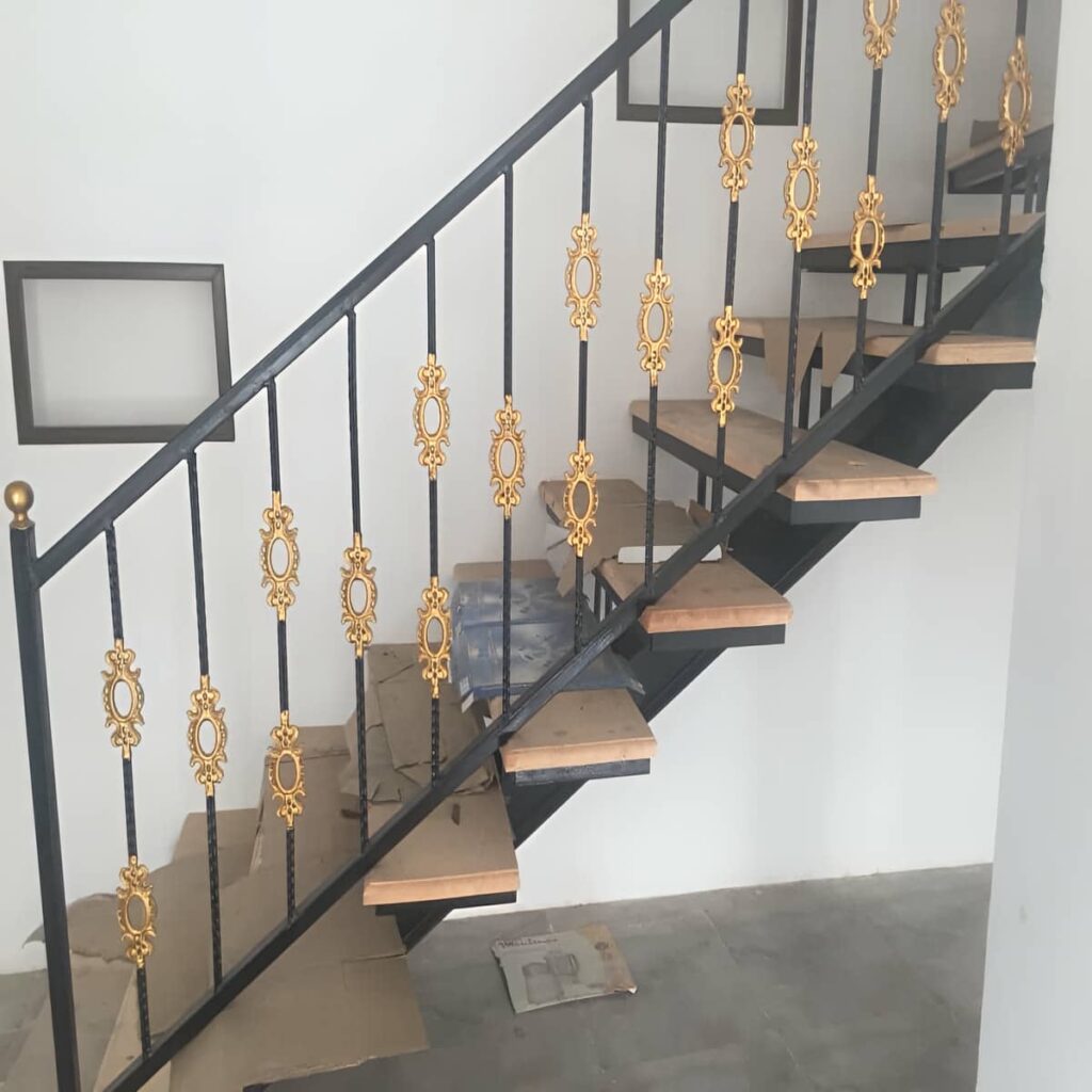 نرده فرفورژه بالکن در مرحله کنترل کیفیت ساخت