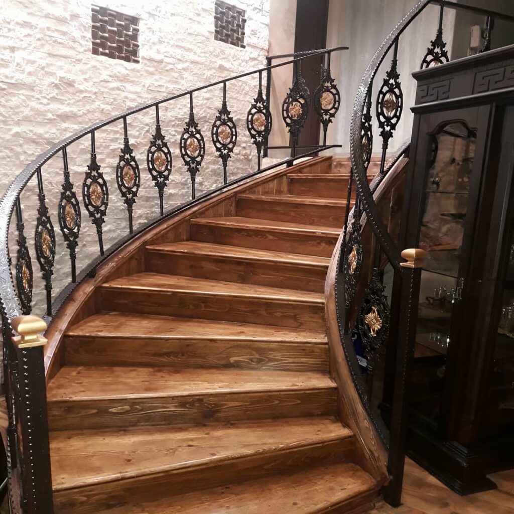 نرده پله کلاسیک با رنگ مشکی مناسب نمای فرفورژه