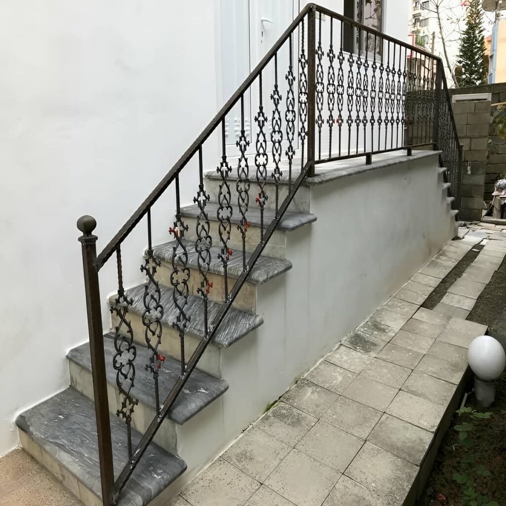 نرده فرفورژه راه پله با طرح کلاسیک فلزی