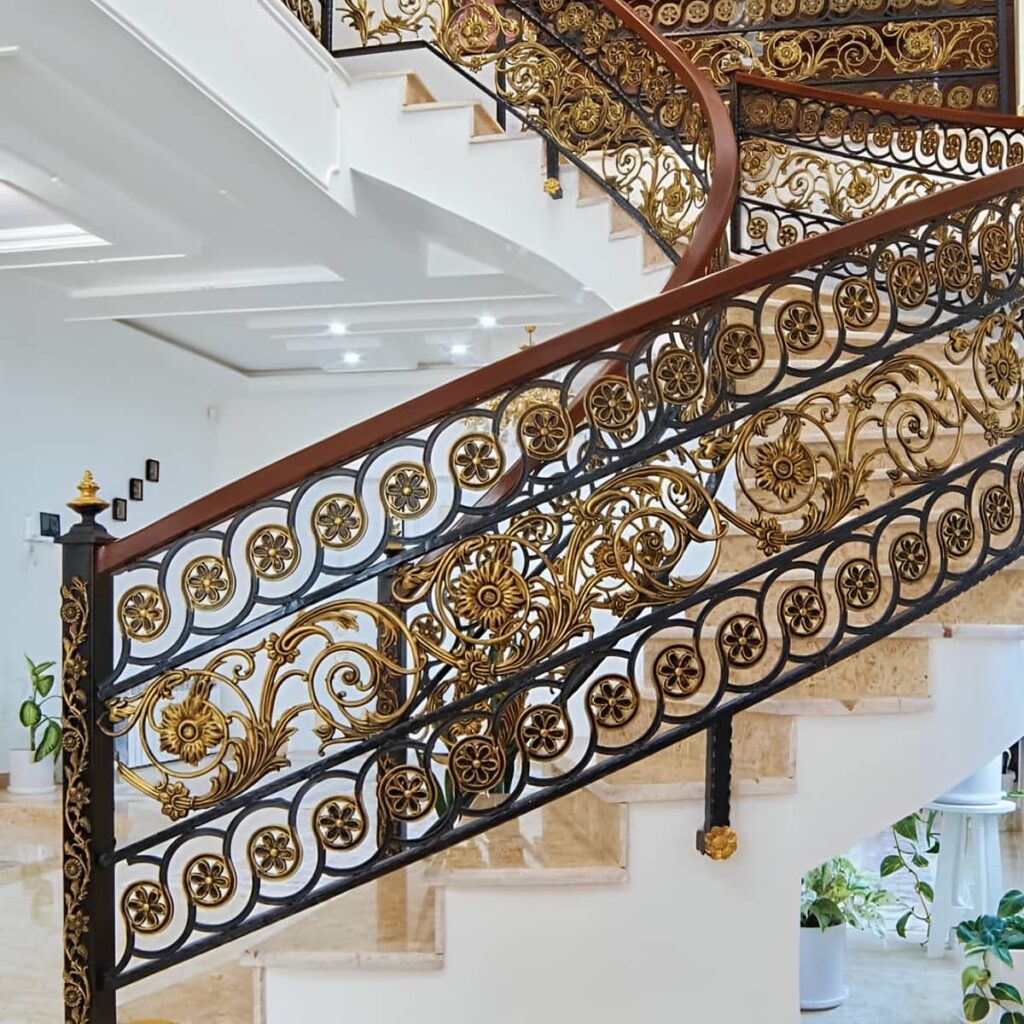 نرده بالکن آپارتمان با طراحی کلاسیک و جزئیات فرفورژه