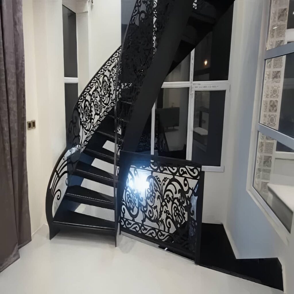 نرده فرفورژه راه پله هنگام بررسی جنس آهن