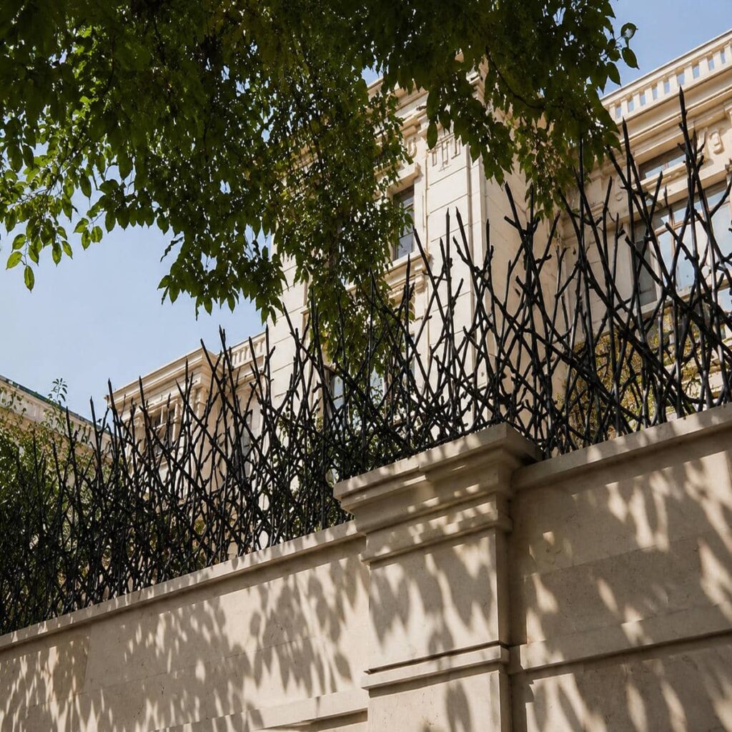 مزیت حفاظ آهنی شاخ گوزنی دیوار باغ ویلا