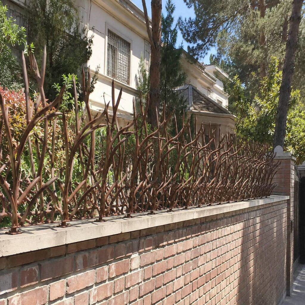 حفاظ دیوار فلزی با پوشش رنگ یکنواخت و جوشکاری تمیز