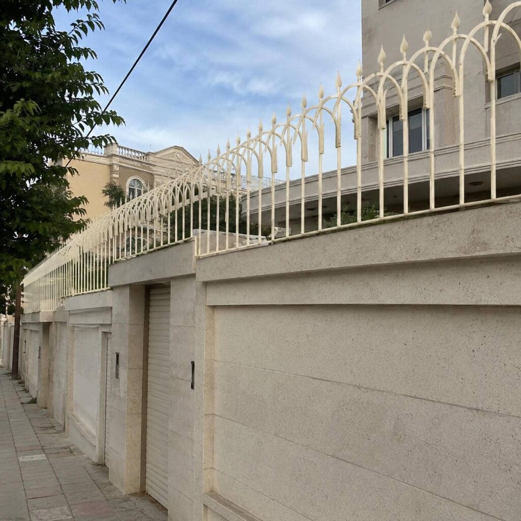 حفاظ فلزی دیوار هنگام مشاهده نمونه کار