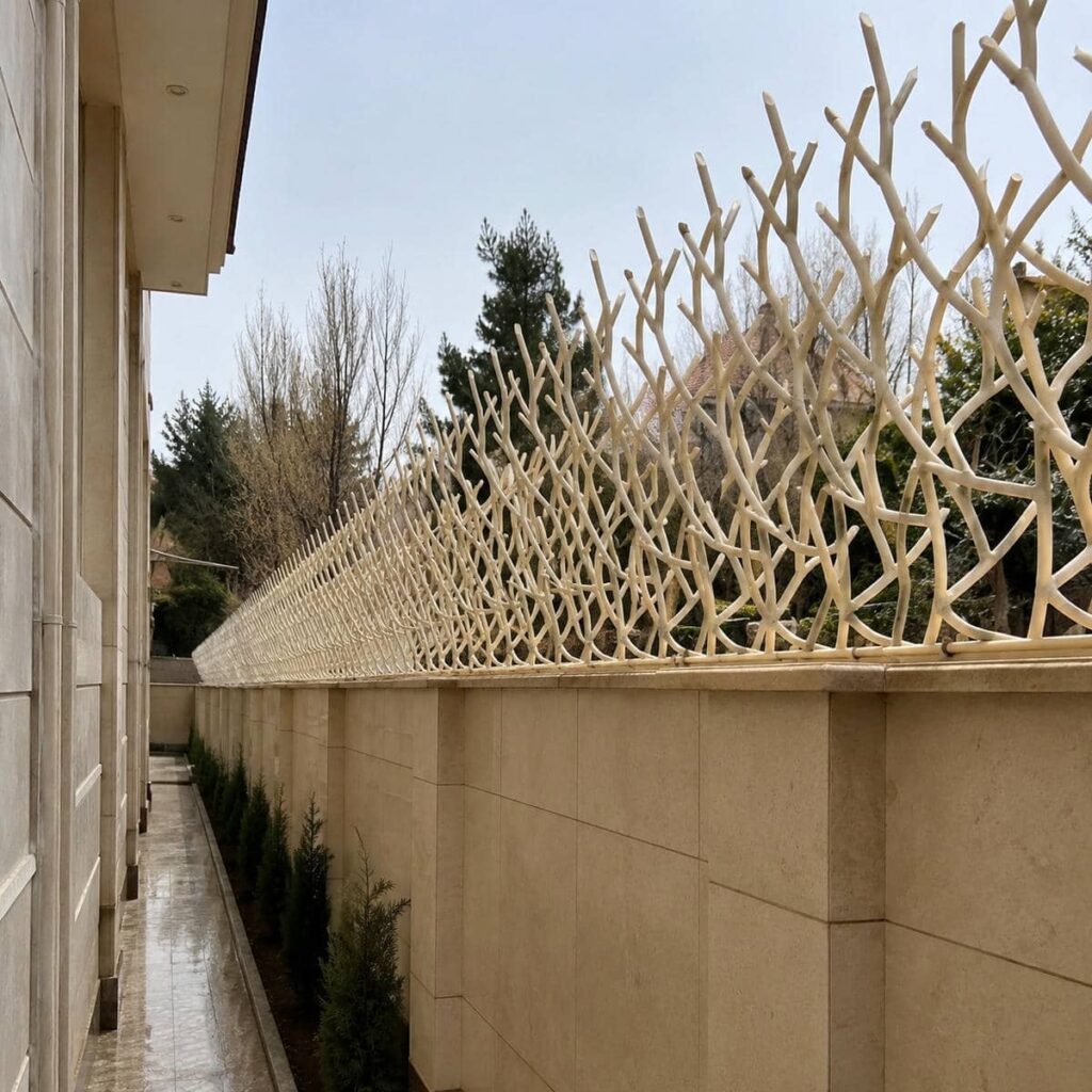 حفاظ دیوار حیاط با رنگ مناسب آفتاب