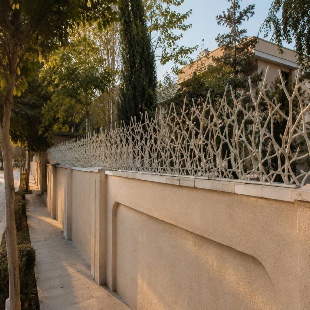 نرده آهنی روی دیوار با اتصالات مقاوم