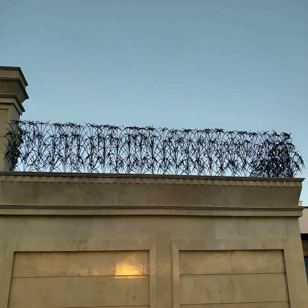 حفاظ دیوار حیاط هنگام بررسی متریال حفاظ دیوار حیاط هنگام بررسی متریال
