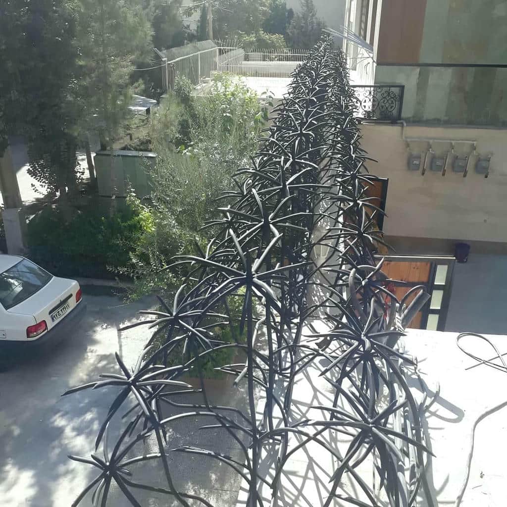 نرده روی دیوار در مرحله بررسی نمونه کار