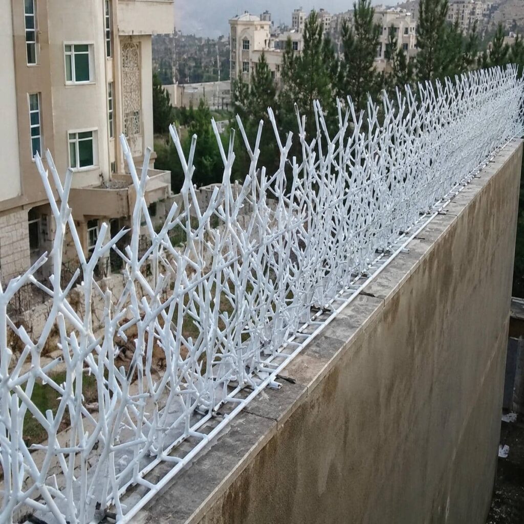حفاظ دیوار سرنیزه ای با چیدمان منظم روی دیوار ساختمان