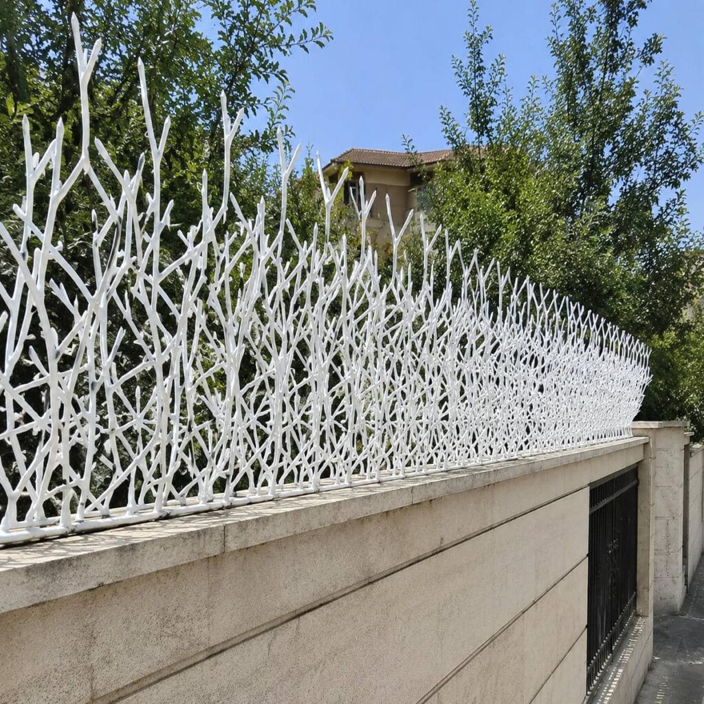 نرده آهنی روی دیوار در مرحله بررسی سفارش
